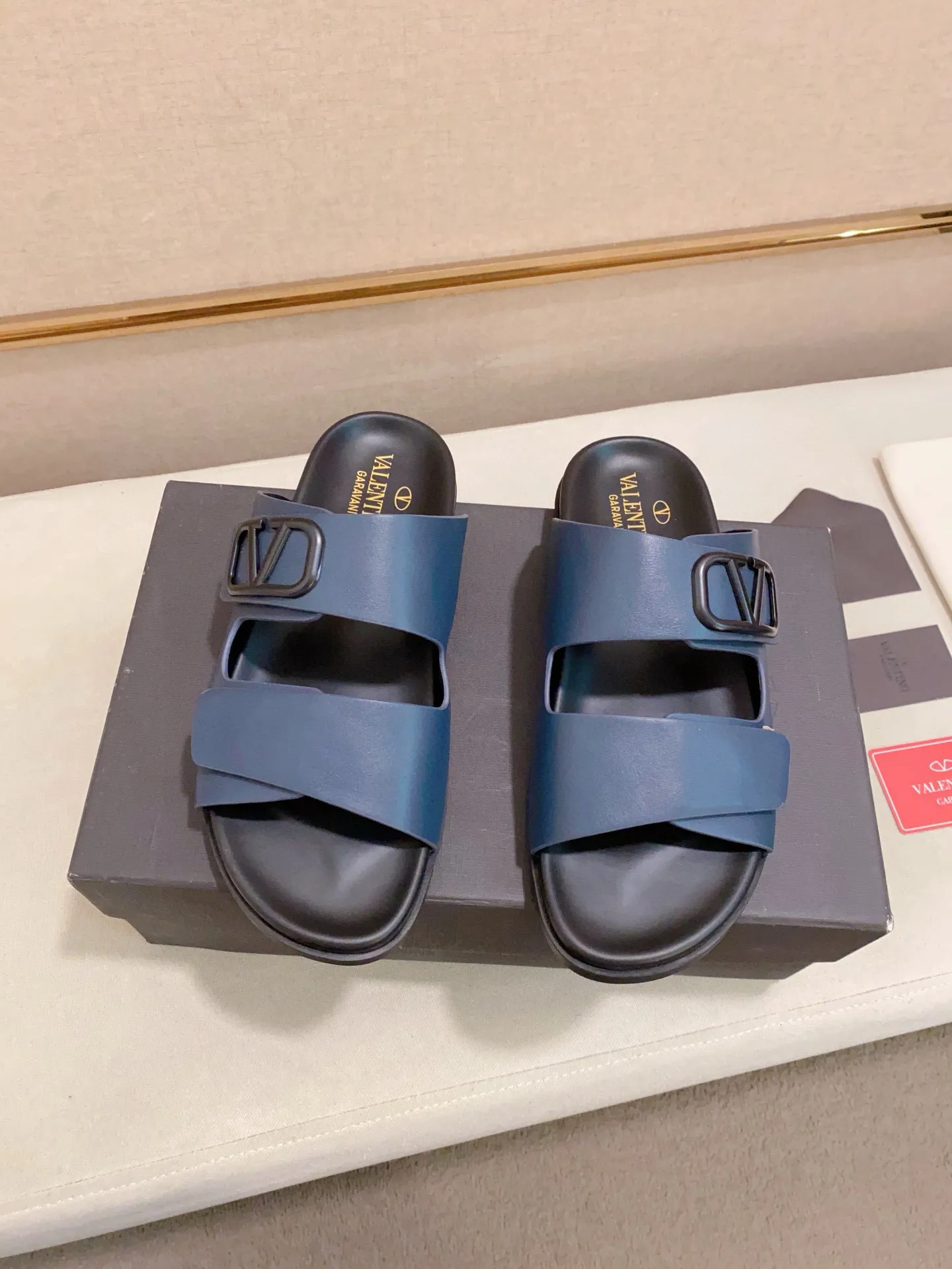 Men's shoes💰: 440💰[Valentino] New men's boutique slippers, counter quality, classic plaid, the actual workmanship is quite complex🔰The uppers are made of imported fabrics➕🐑Sheepskin lining, which tests the craftsman's craftsmanship➕original PU outsole. Size: 38-44 (45 can be customized, non-refundable)